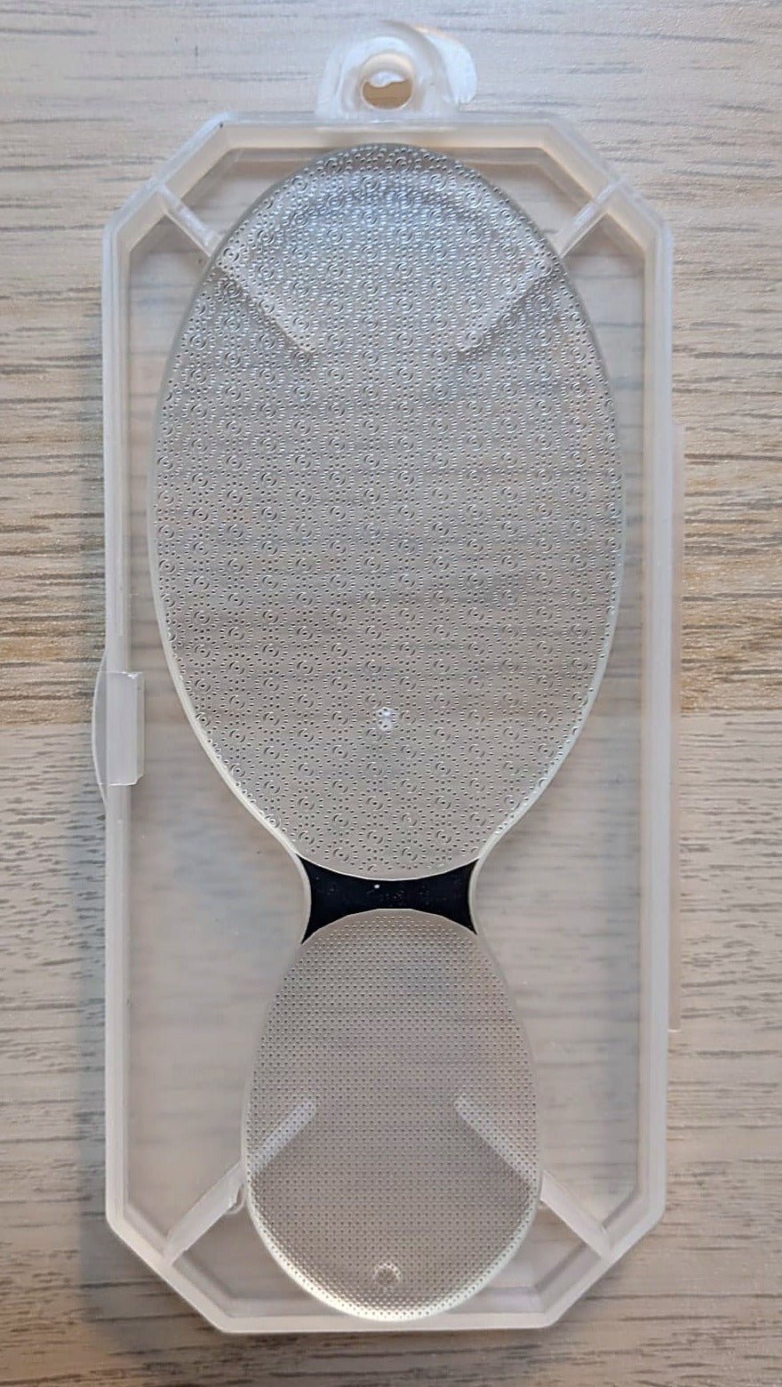Lima de nanocristal dentro de su funda rígida de plástico