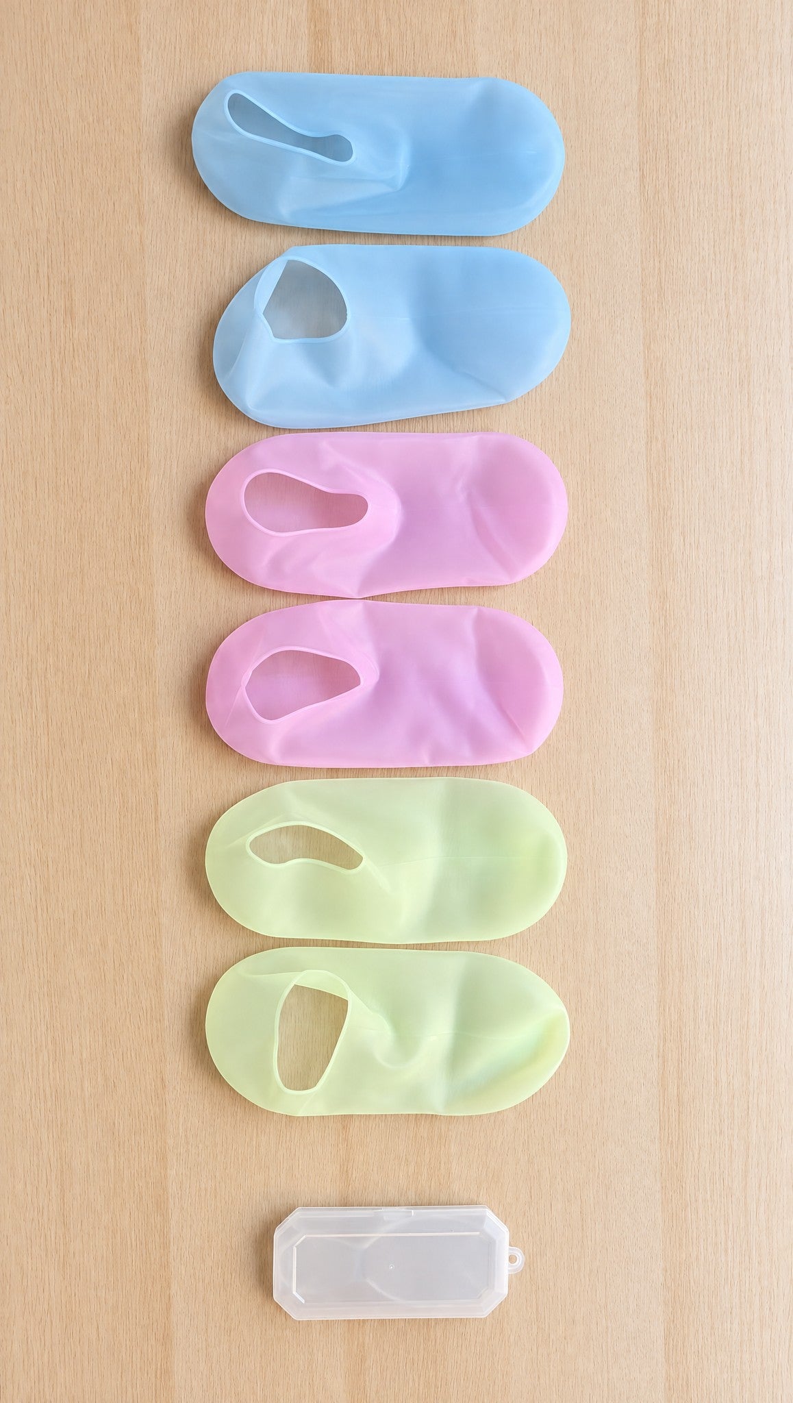 Los 3 pares de calcetines de silicona y la funda de la lima